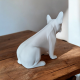Sculptuur van Franse bulldog op witte plank in moderne woonkamer