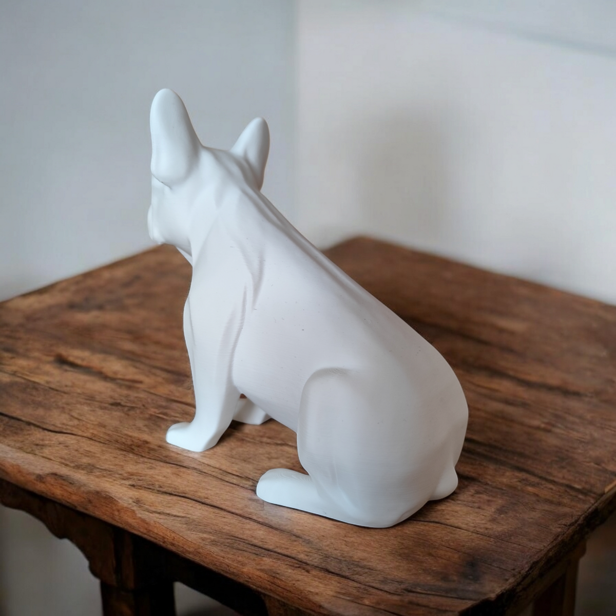 Minimalistische sculptuur van een Franse bulldog in profiel met realistische verhoudingen en strakke lijnen