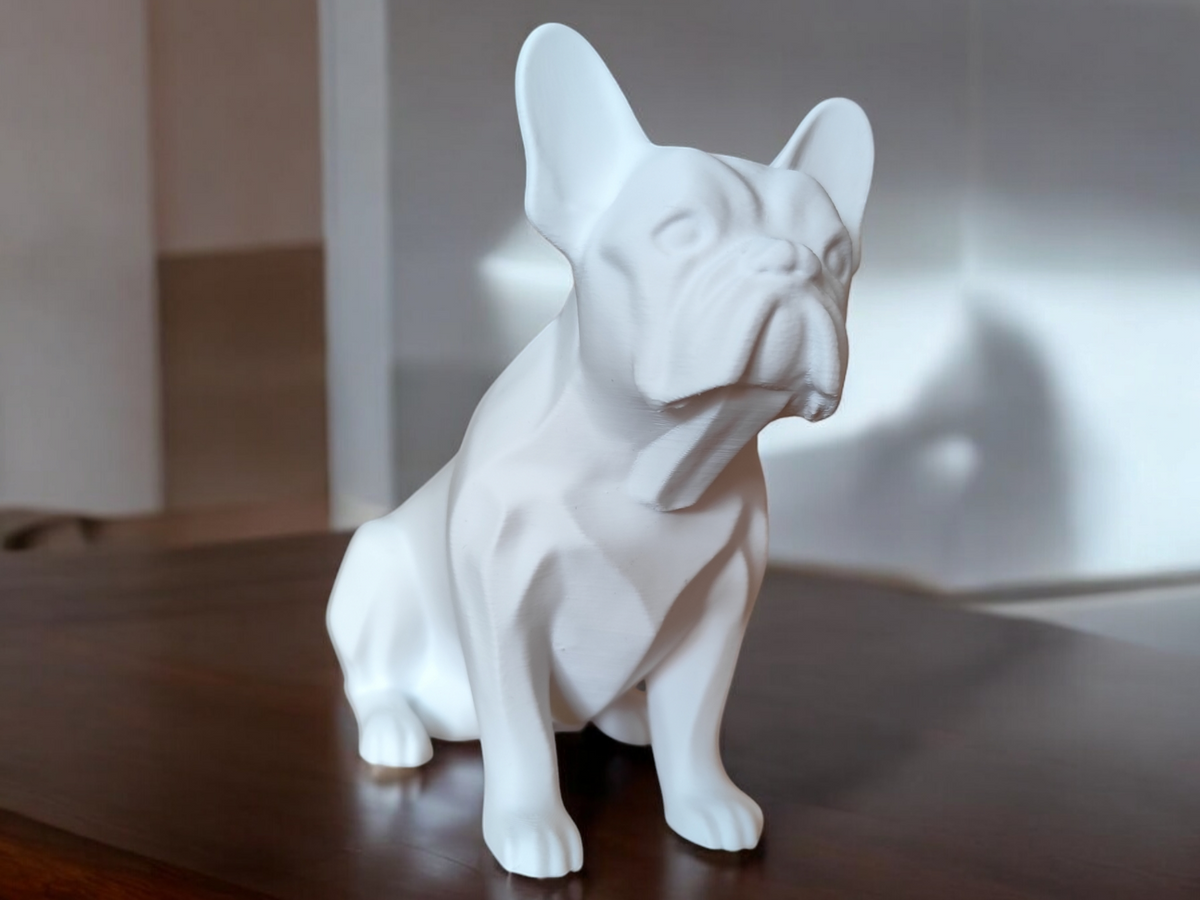 Minimalistische sculptuur van een Franse bulldog in profiel met realistische verhoudingen en strakke lijnen