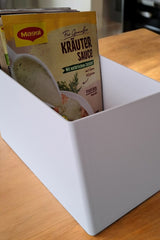 Witte keukenorganizer voor ingrediënten met schuine binnenkant en geribbelde bodem, close-up