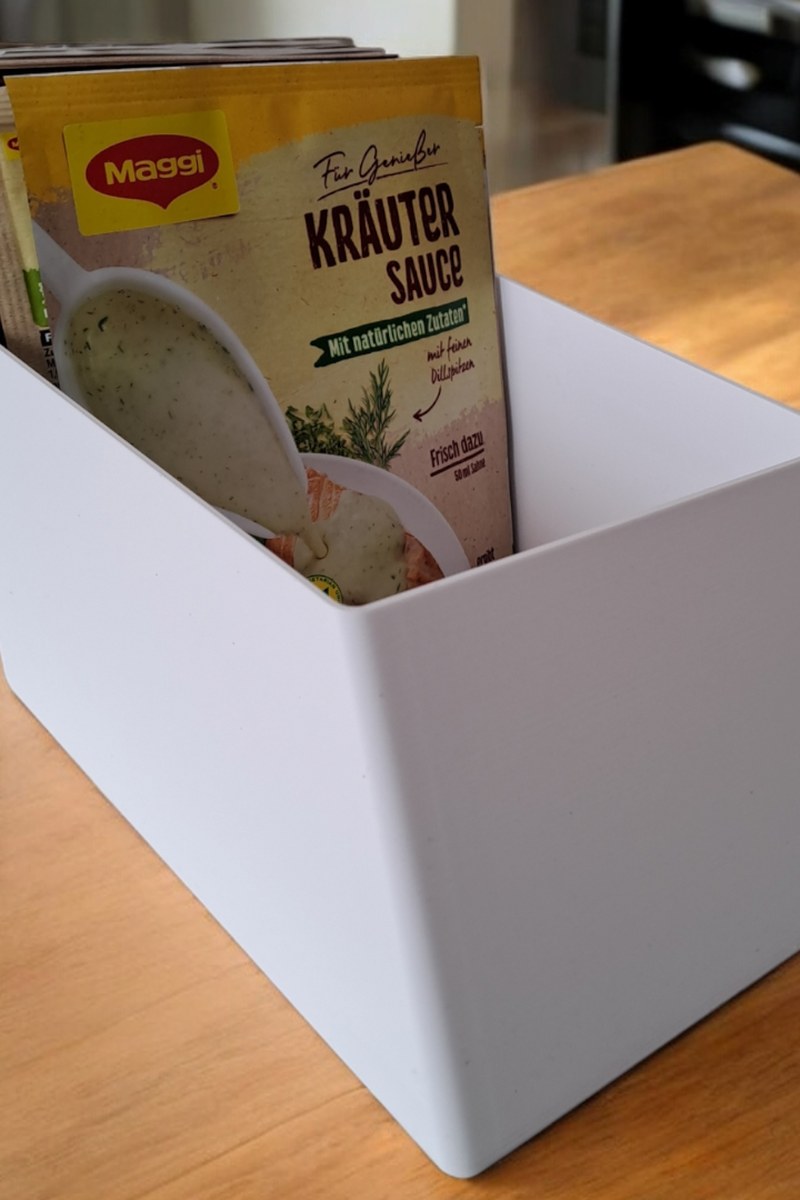 Witte keukenorganizer voor ingrediënten met schuine binnenkant en geribbelde bodem, close-up