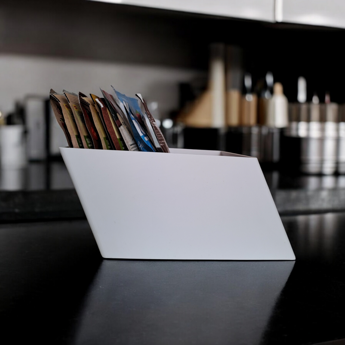 Keukenorganizer met zakken meel en pasta op open plank
