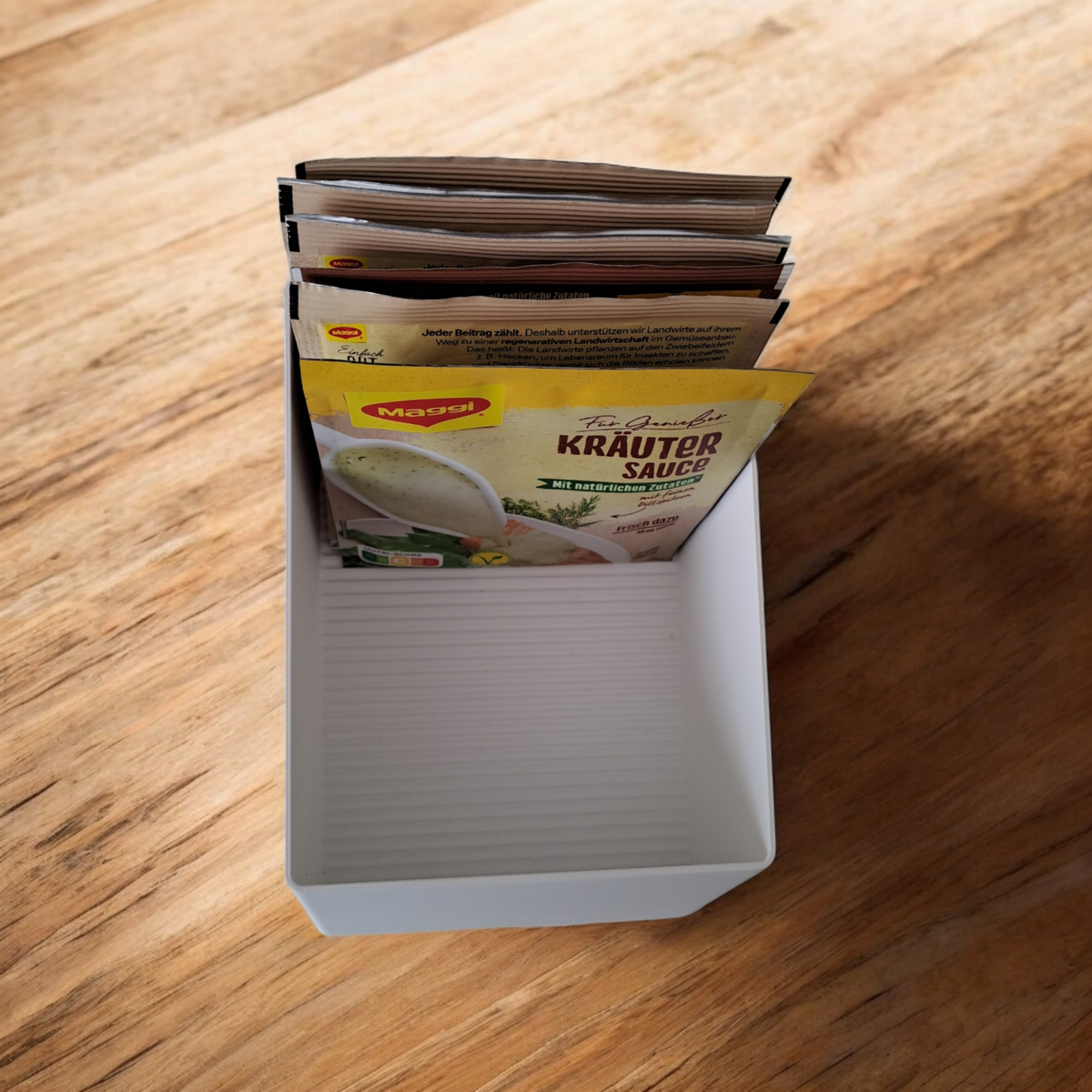 De geribbelde bodem van de keukenorganizer voor ingrediënten, detailfoto