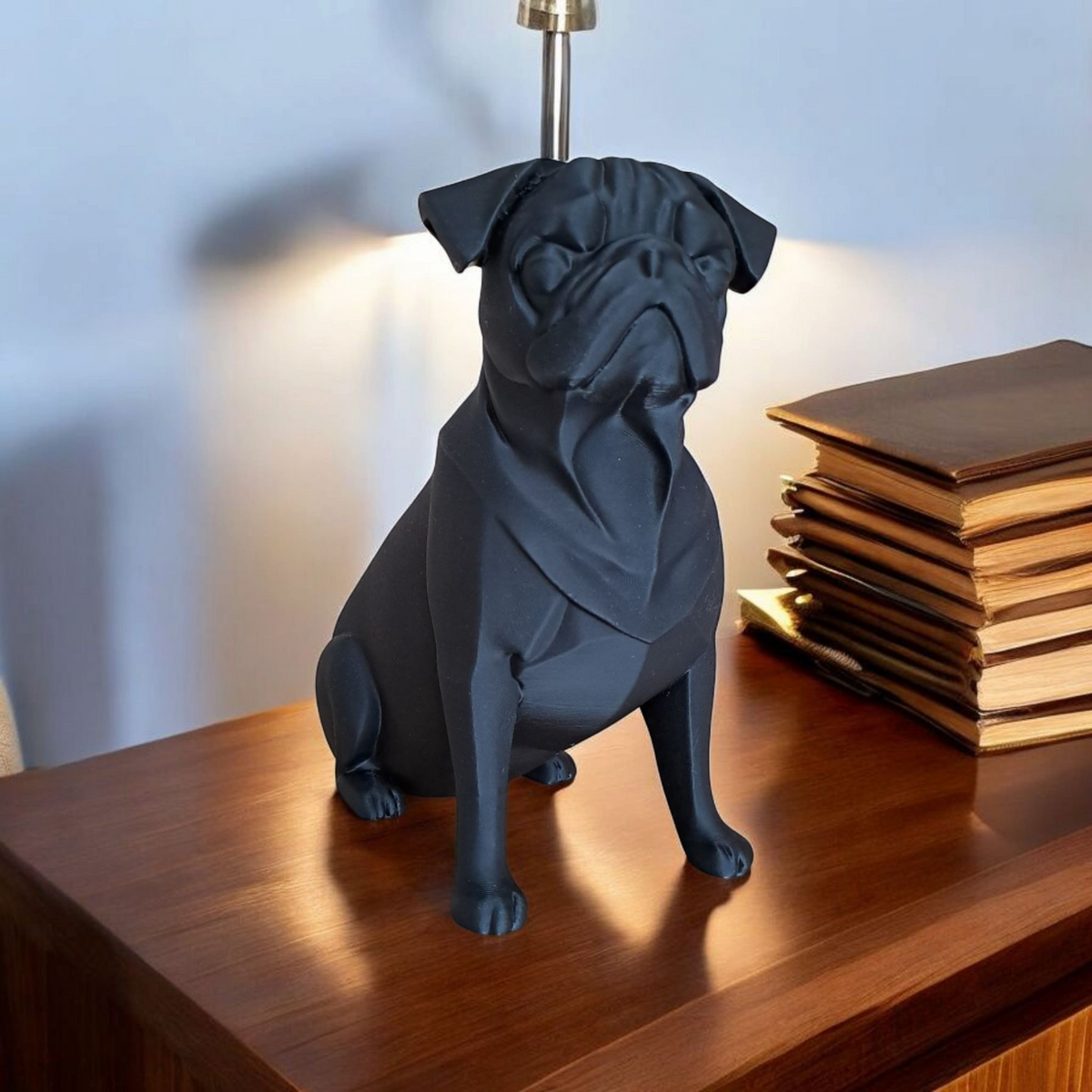 Minimalistische mopssculptuur op een plank met boeken en planten