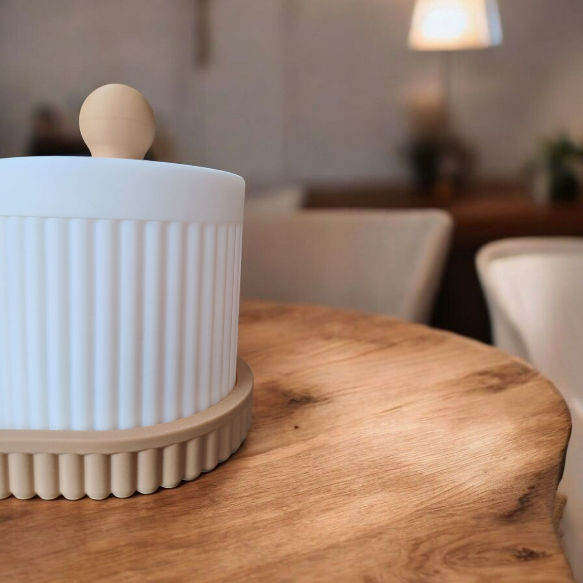 Geribbeld oppervlak van de voorraadpot met keramieklook