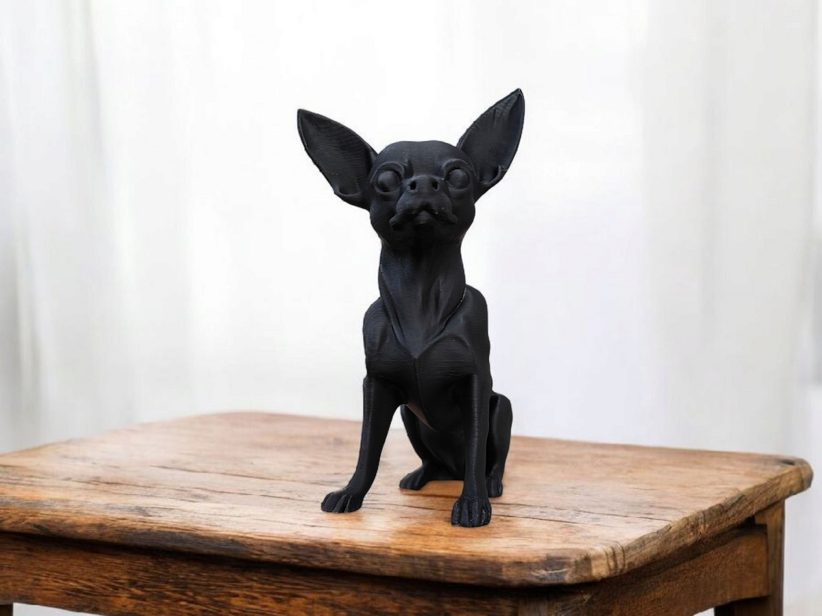Close-up van een minimalistisch chihuahuabeeld met strak profiel en alerte houding