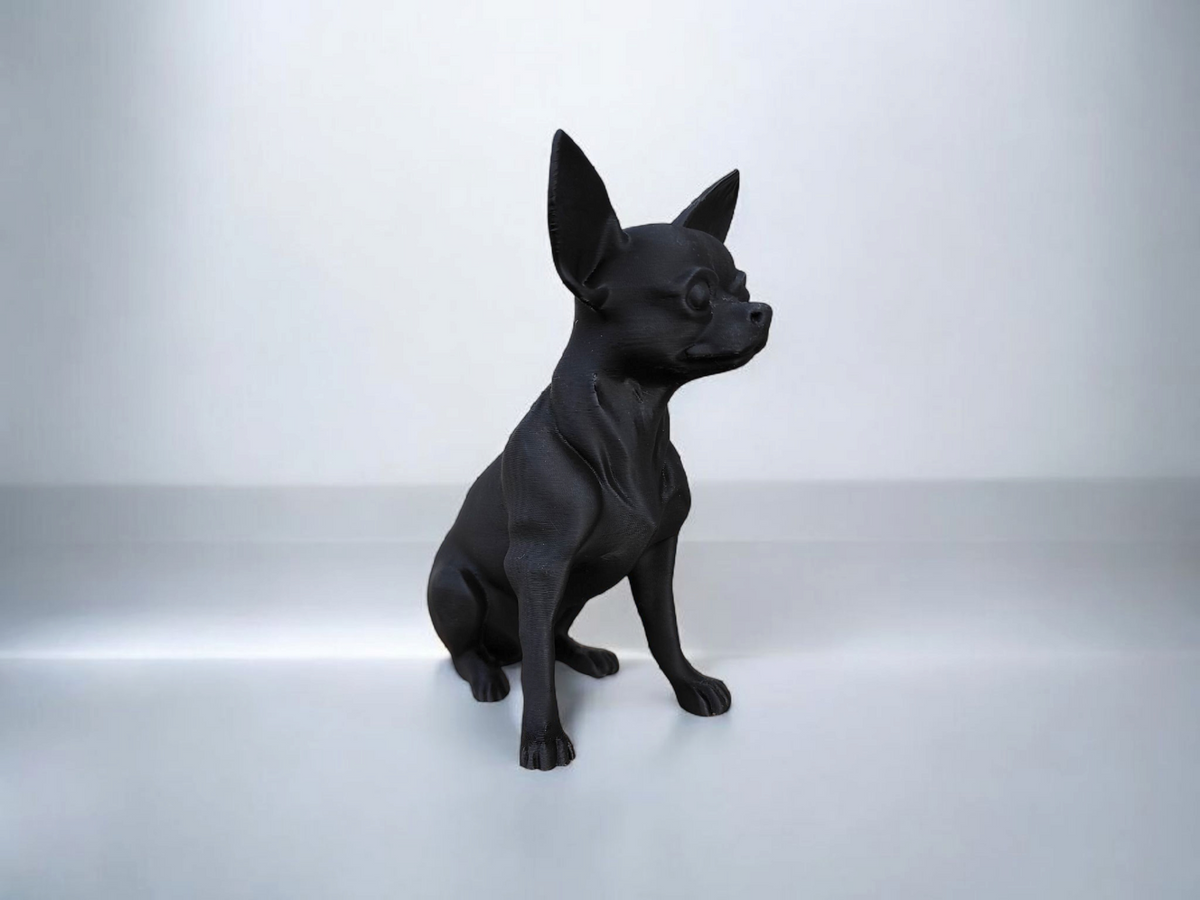 Close-up van een minimalistisch chihuahuabeeld met strak profiel en alerte houding