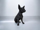 Close-up van een minimalistisch chihuahuabeeld met strak profiel en alerte houding