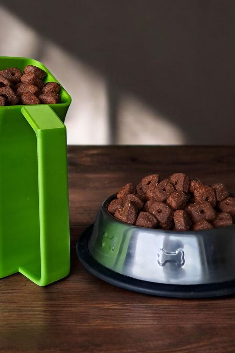 Moderne gebogen voerschep met afgerond schepje en grepdetail