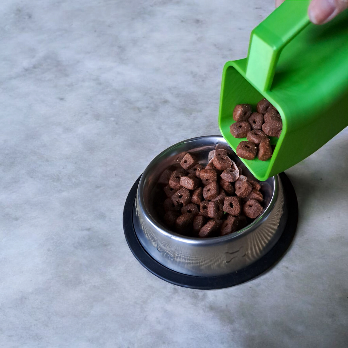Moderne gebogen voerschep met afgerond schepje en grepdetail