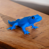 Klein gekkofiguurtje op een plank bij minimalistische decoratie
