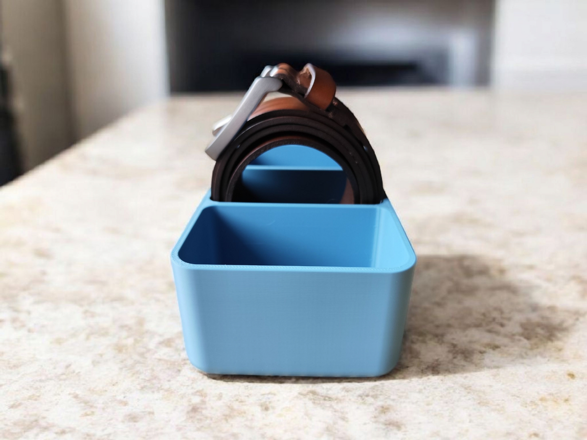 Detail van de strakke geometrische vorm van een minimalistische riemenorganizer