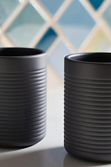 Close-up van een geribbelde tandenborstelhouder met horizontale ribbels en strakke cilindervorm