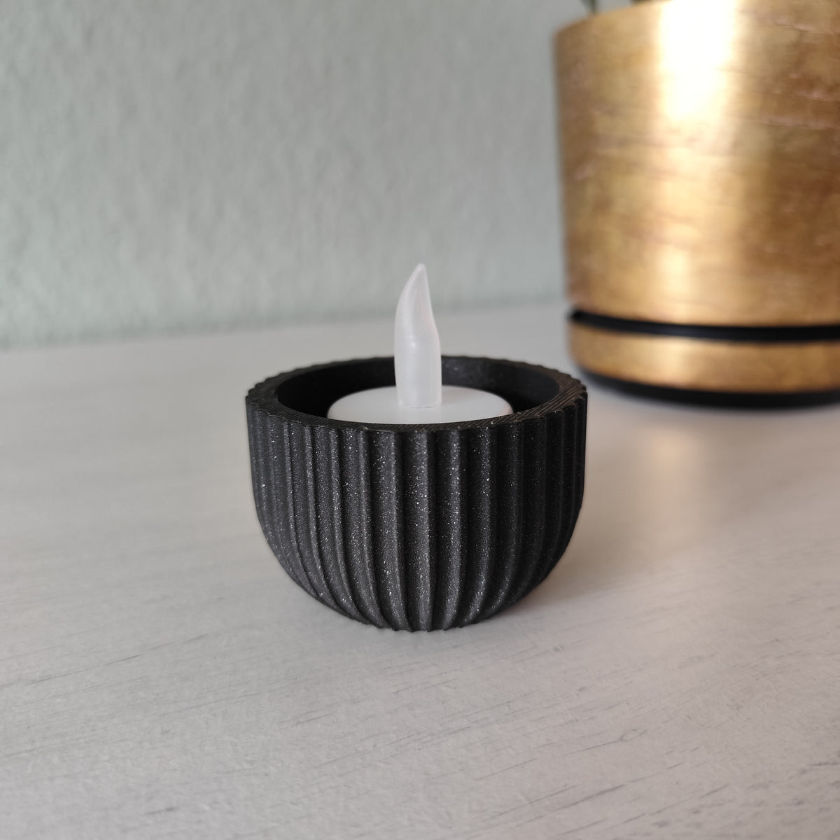 Detail van geribbeld patroon op minimalistische theelichthouder