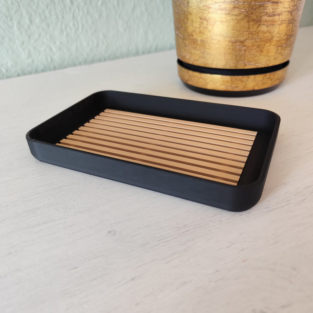 Modern zeepbakje in een neutrale badkamer met een stuk zeep