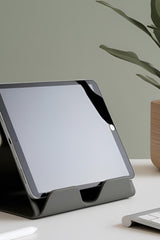 Minimalistische witte iPad-houder met schuin design en stabiele voet