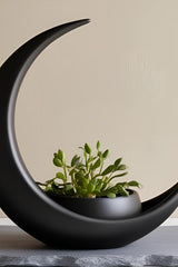 Witte halvemaan-bloempot met elliptische pot, close-up van het gladde oppervlak