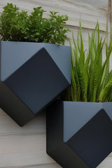 Close-up van een low-poly wandpot met geometrisch gefacetteerd oppervlak