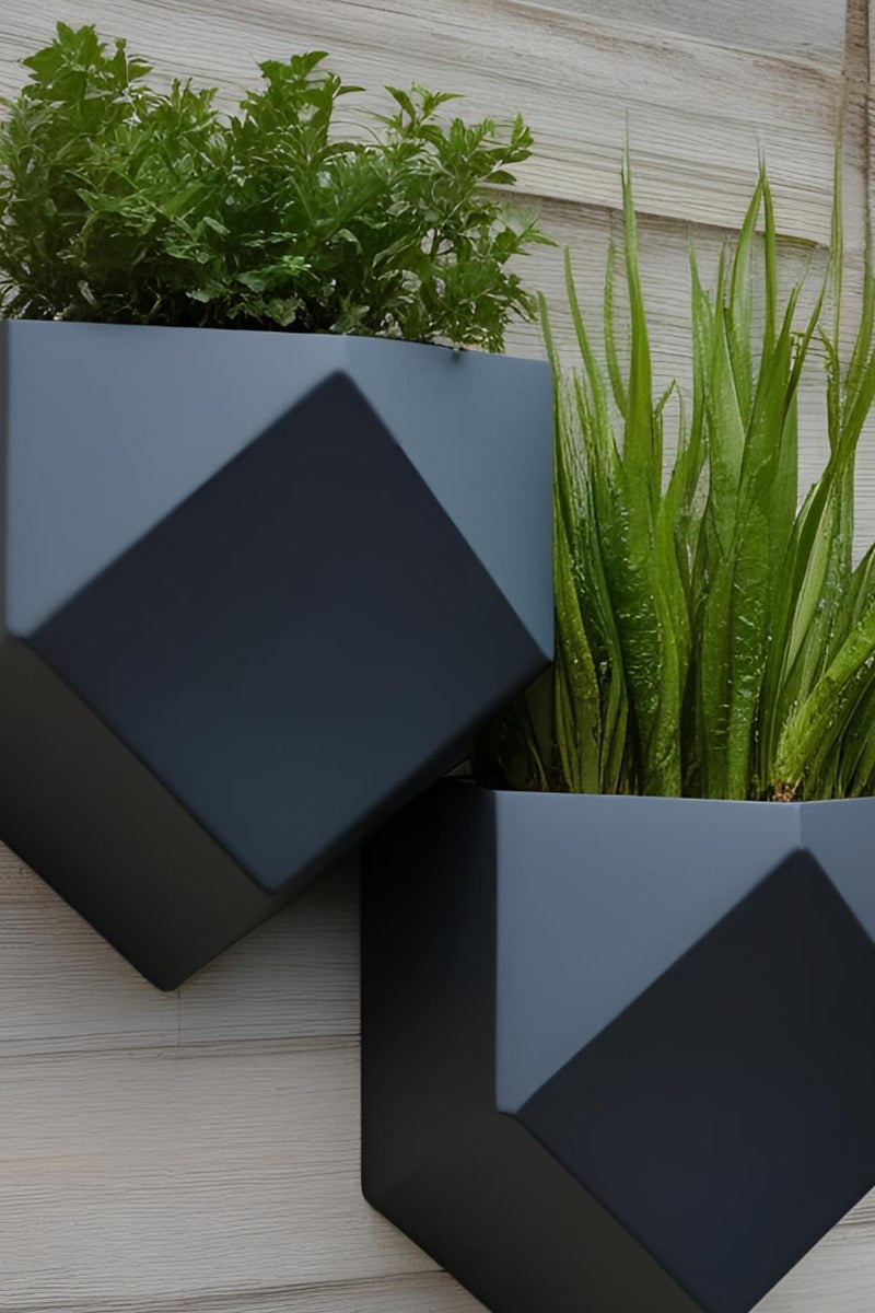 Close-up van een low-poly wandpot met geometrisch gefacetteerd oppervlak