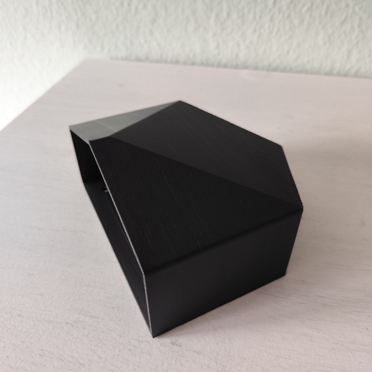 Detail van gefacetteerde structuur op moderne wandpot