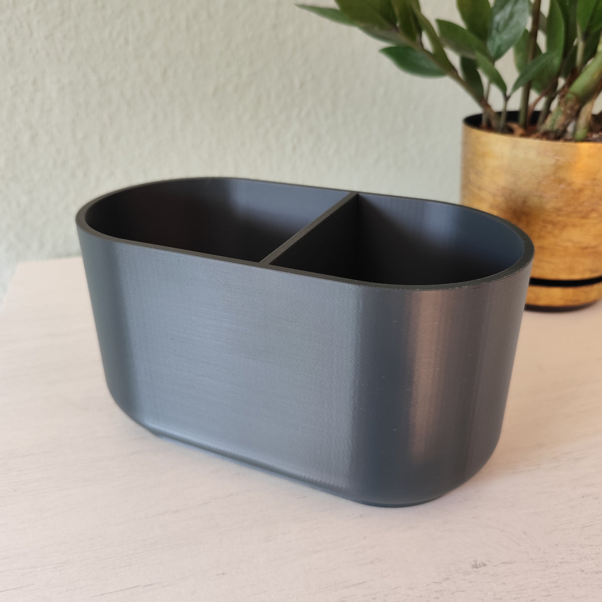 Moderne gereihouder op het aanrecht met keukengerei en neutrale styling