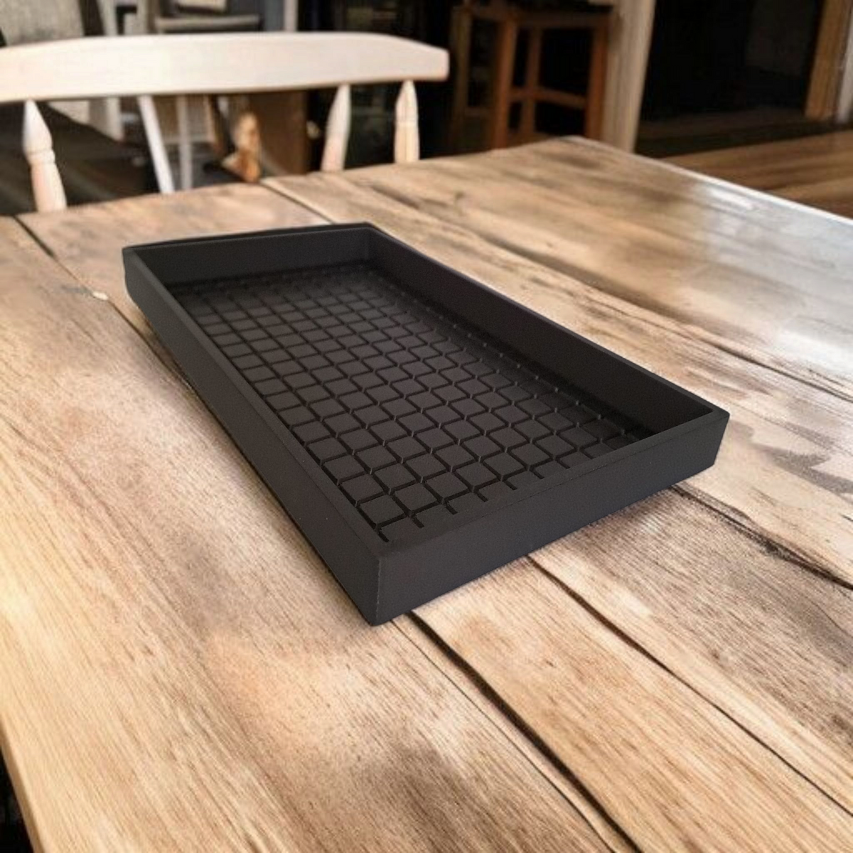 Minimalistisch sleutelbakje op een houten bureau met sleutels en munten