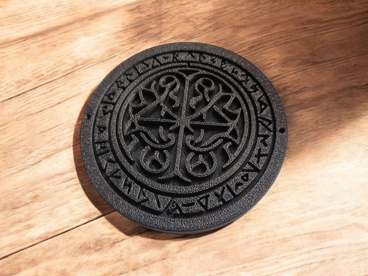 Runesteen-onderzetter naast een warme kop koffie op een lichte houten tafel