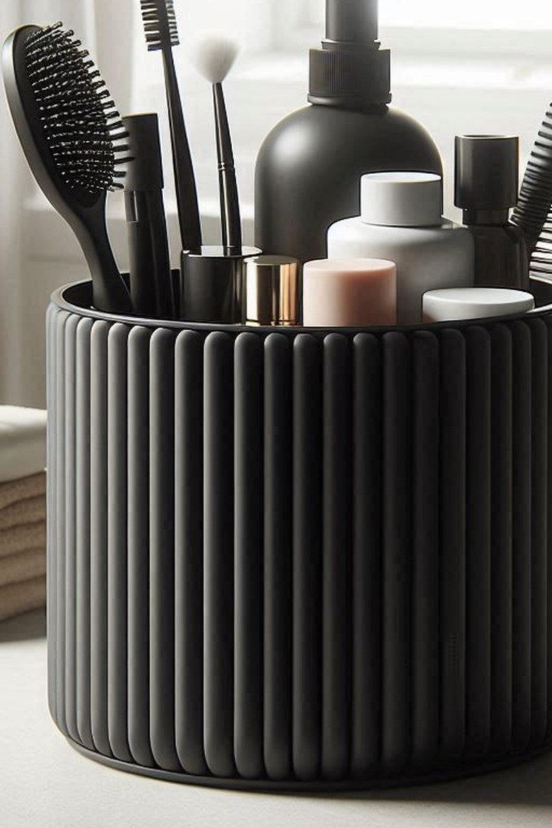 Close-up van een geribbelde badkamerbeker met verticale textuur