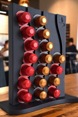 Golvende Nespresso-cuphouder gevuld met cups, close-up van het gestructureerde oppervlak