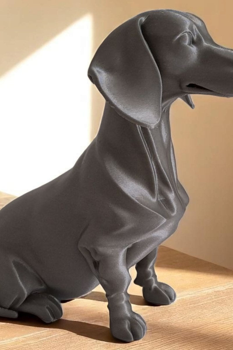 Minimalistische teckelsculptuur met strakke geometrische vorm, zijaanzicht