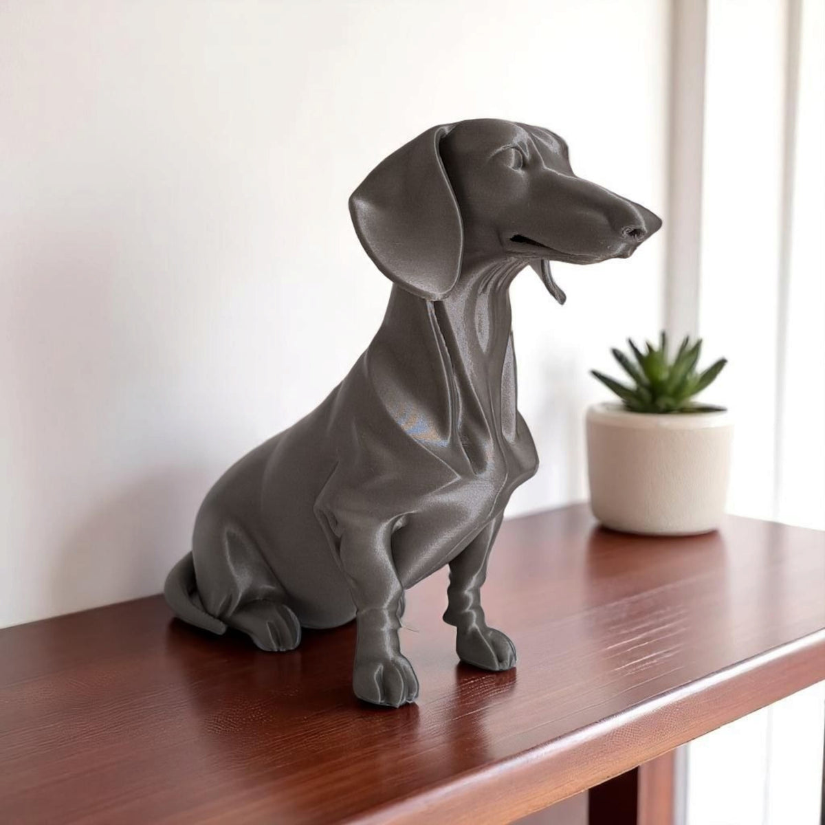 Wit minimalistisch teckelfiguurtje op een houten plank