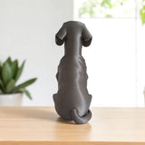 Minimalistische teckelsculptuur met strakke geometrische vorm, zijaanzicht