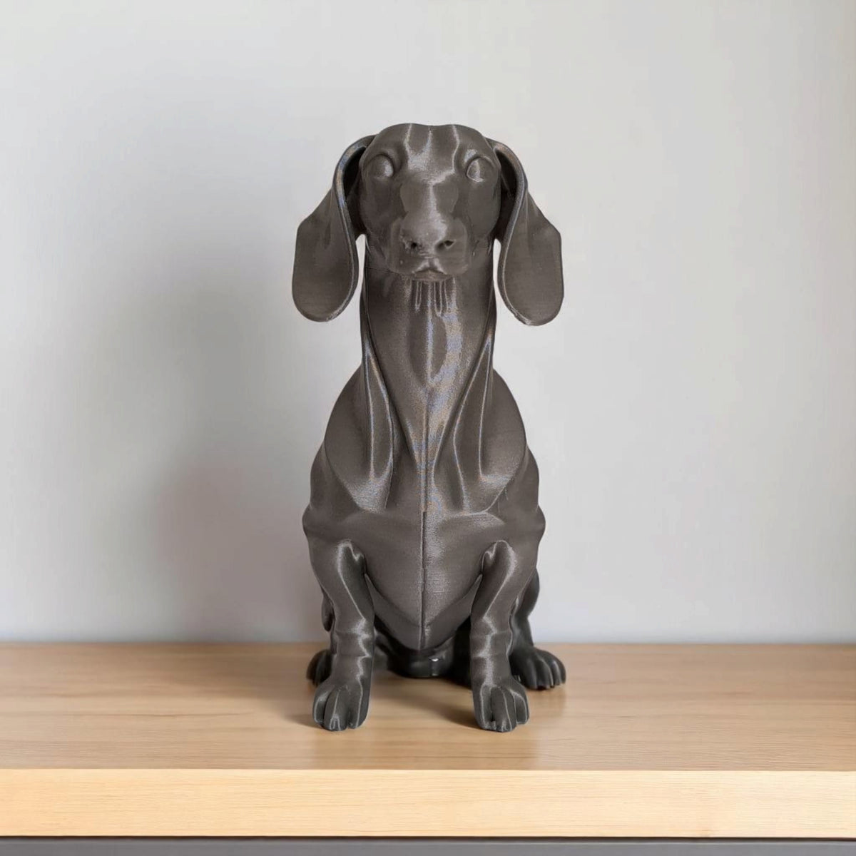 Minimalistische teckelsculptuur met strakke geometrische vorm, zijaanzicht