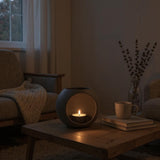 Moderne led-theelichthouder op een plank met warm licht erin