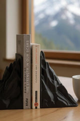 Minimalistische boekensteun in bergvorm met zachte afwerking, close-up