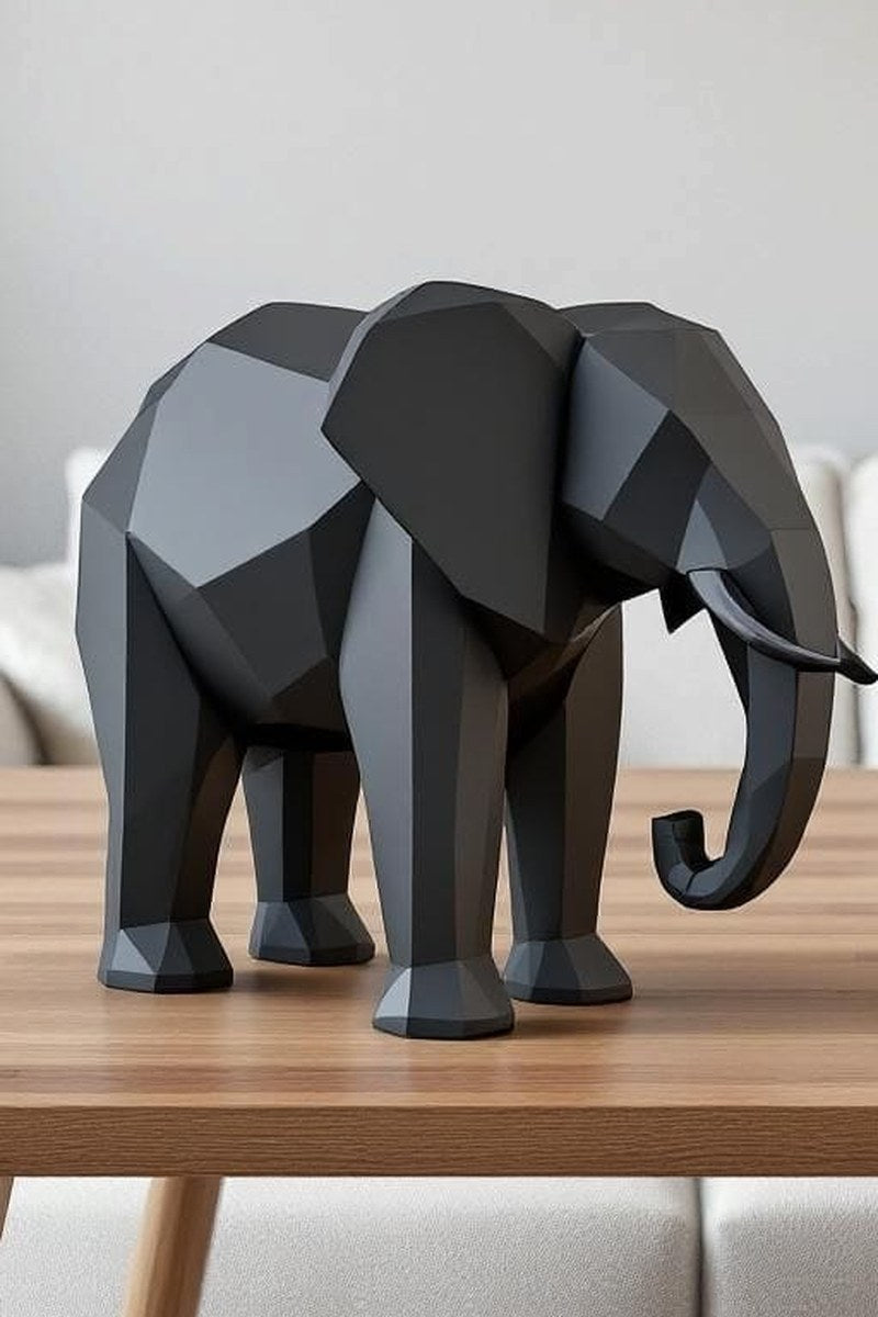 Close-up van een low-poly olifantenbeeld met geometrische facetten en matte afwerking