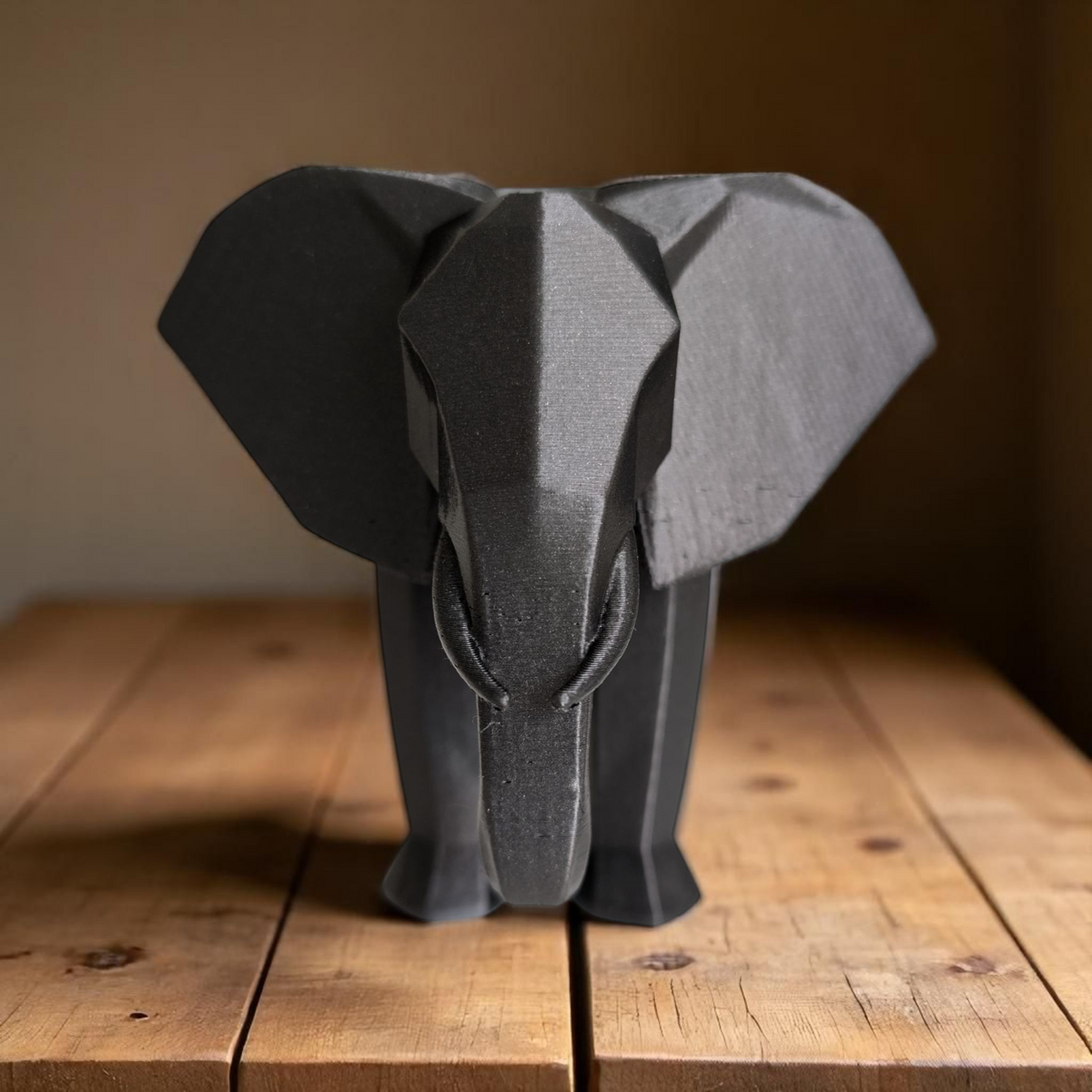 Detail van slurf en oren op minimalistische olifant in hoekig design