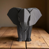 Detail van slurf en oren op minimalistische olifant in hoekig design