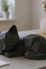 Close-up van een slapend low-poly katje met geometrische facetten