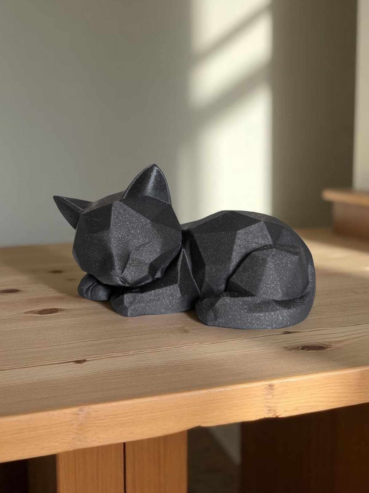 Close-up van een slapend low-poly katje met geometrische facetten