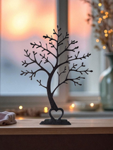Minimalistische boomvormige standaard op een witte plank met neutrale decoratie