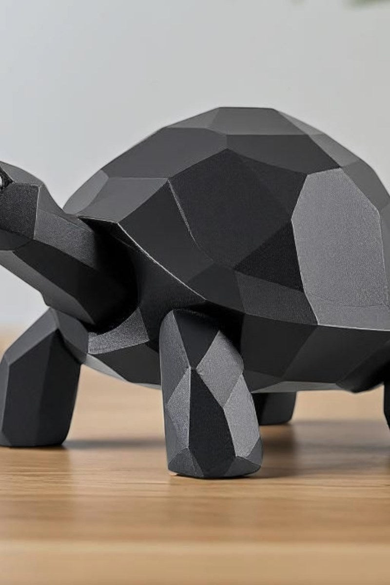Close-up van een low-poly schildpadbeeld met gefacetteerd oppervlak en strakke lijnen
