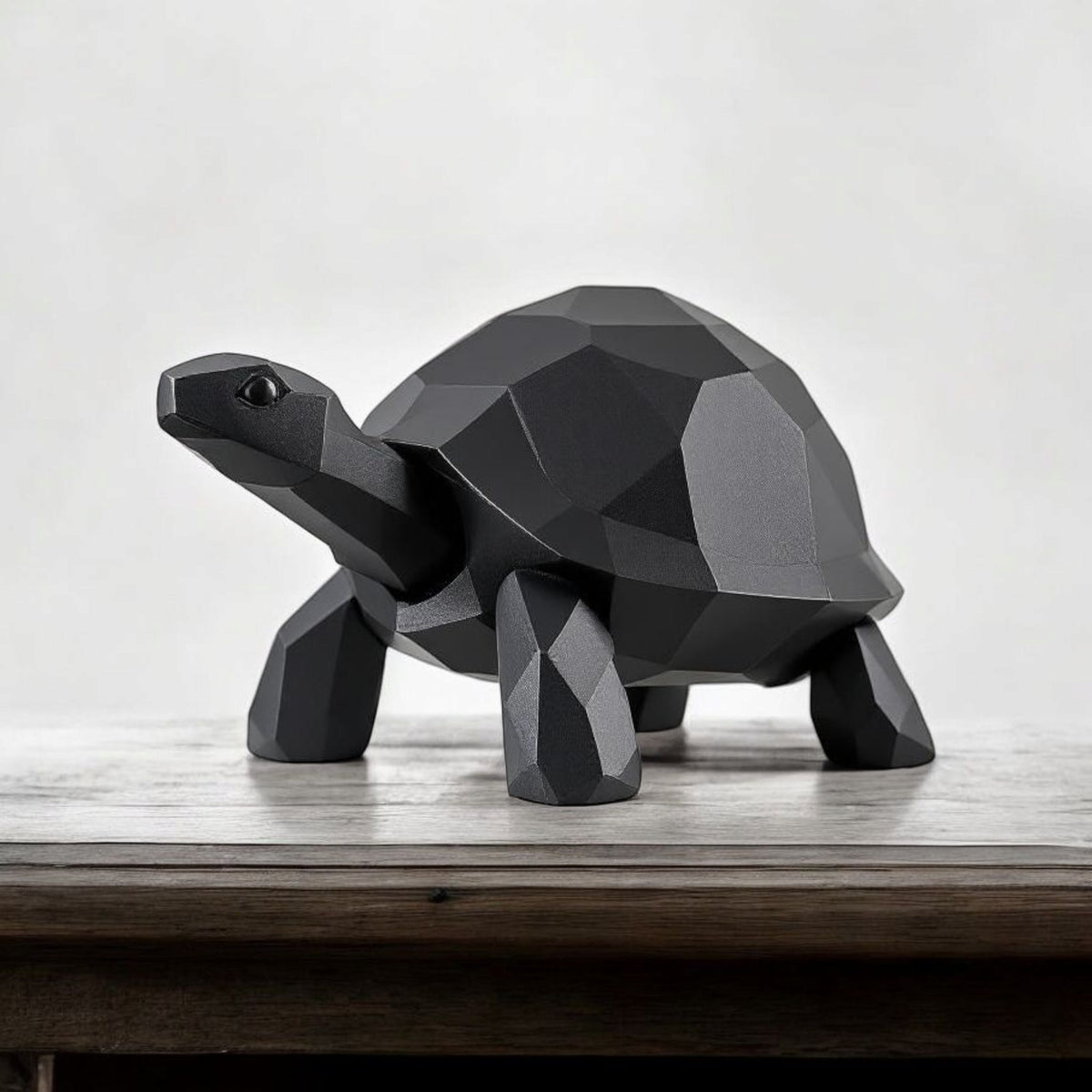 Low poly schildpadsculptuur op een houten plank in een minimalistisch interieur