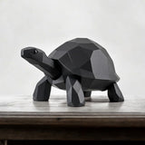 Low poly schildpadsculptuur op een houten plank in een minimalistisch interieur