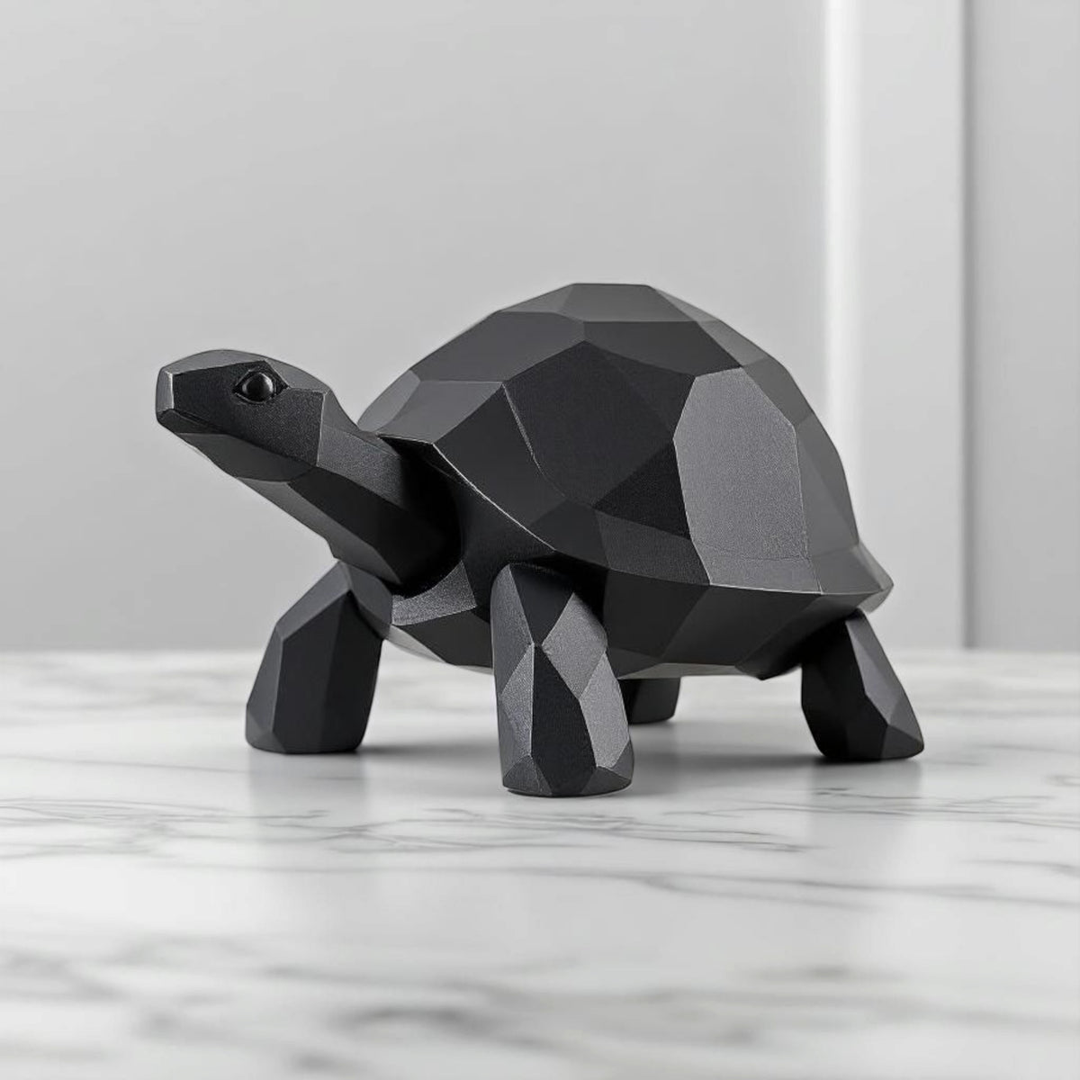 Close-up van een low-poly schildpadbeeld met gefacetteerd oppervlak en strakke lijnen