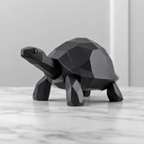 Close-up van een low-poly schildpadbeeld met gefacetteerd oppervlak en strakke lijnen