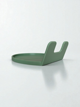 Witte lepelhouder met een houten lepel, close-up van de gebogen rand