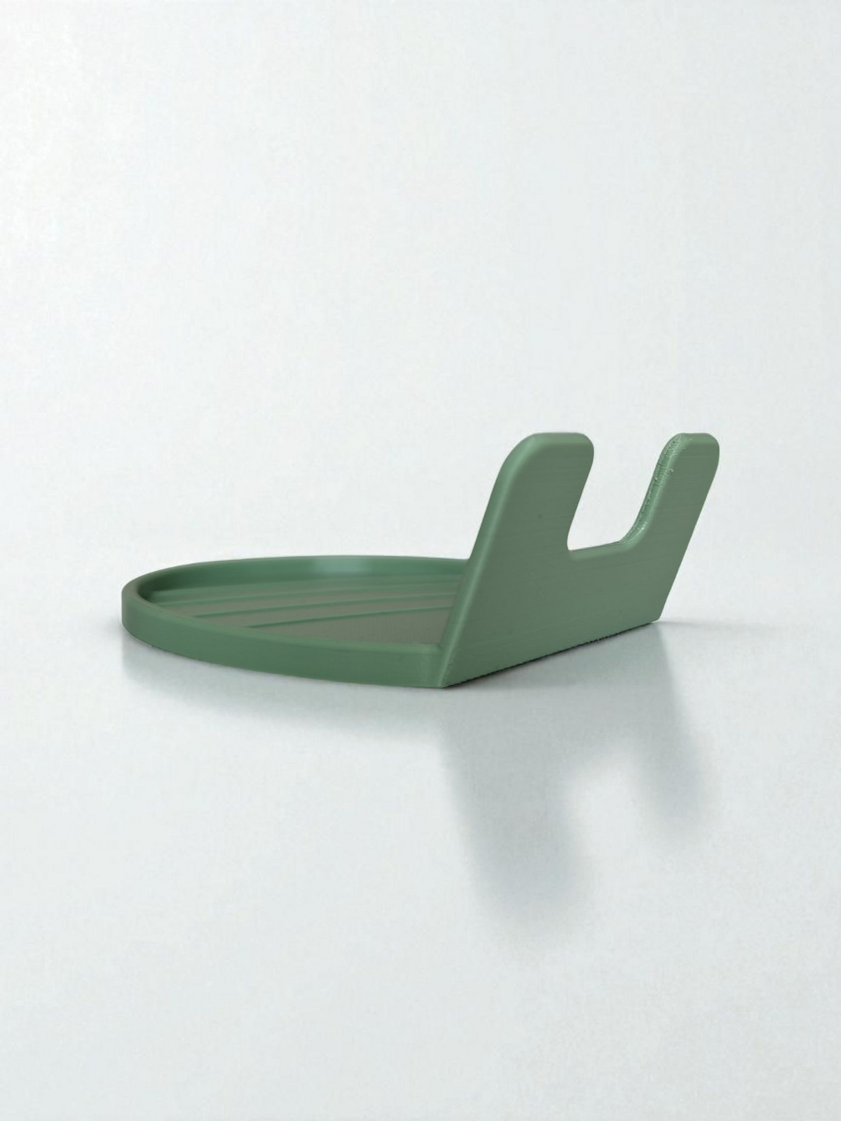 Witte lepelhouder met een houten lepel, close-up van de gebogen rand