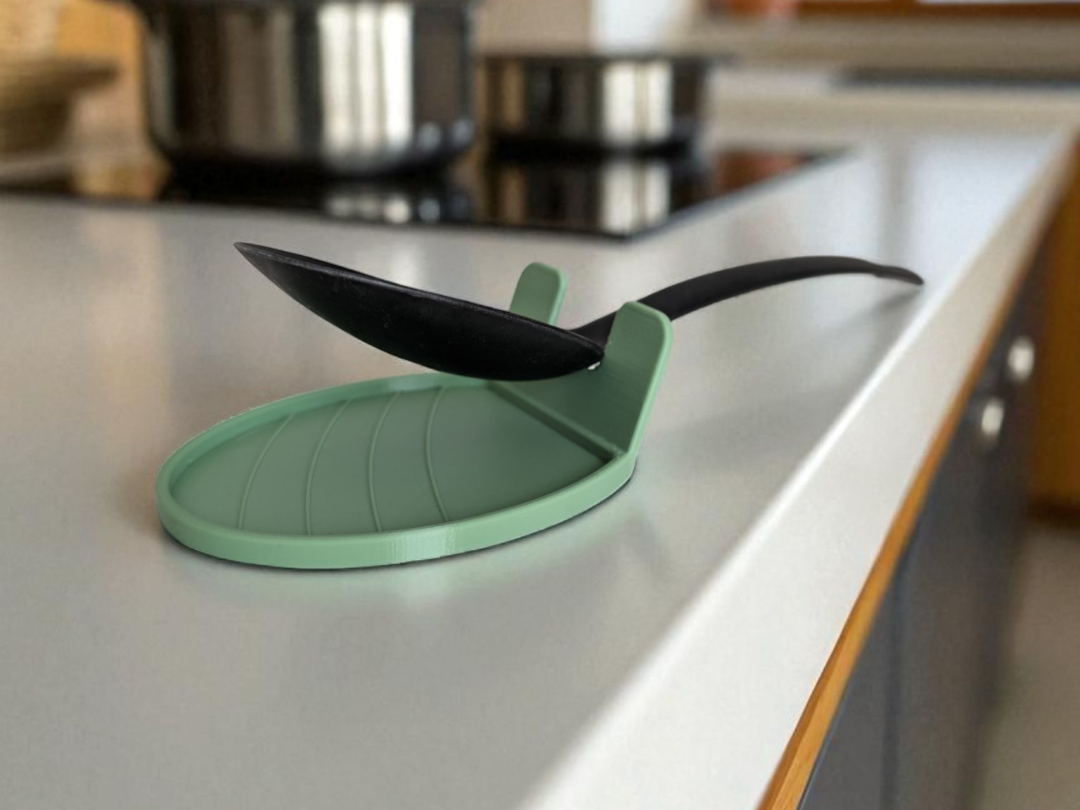 Witte lepelhouder met een houten lepel, close-up van de gebogen rand