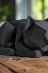 Close-up van een low-poly kattenfiguurtje met geometrische vlakken